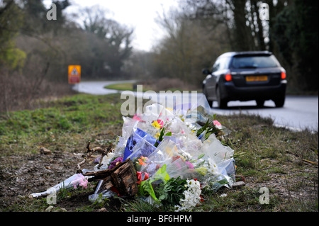 Un memoriale sul ciglio della strada sulla A429 a nord di Stow-su-il-Wold, Gloucestershire dove un incidente del 7 marzo 2008 che coinvolgono condannati Foto Stock