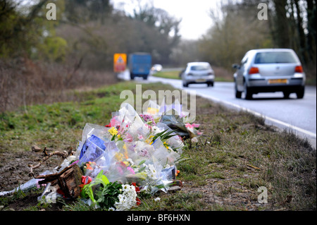 Un memoriale sul ciglio della strada sulla A429 a nord di Stow-su-il-Wold, Gloucestershire dove un incidente del 7 marzo 2008 che coinvolgono condannati Foto Stock