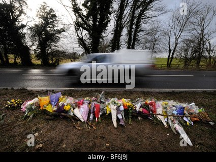 Un memoriale sul ciglio della strada sulla A429 a nord di Stow-su-il-Wold, Gloucestershire dove un incidente del 7 marzo 2008 che coinvolgono condannati Foto Stock