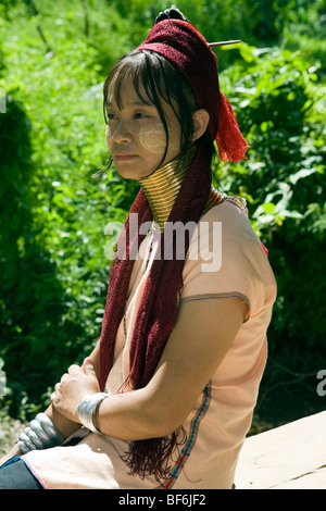 Giovane donna di collo lungo, tribù Karen in Thailandia del Nord di Mae Hong song con la faccia decorata. Foto Stock