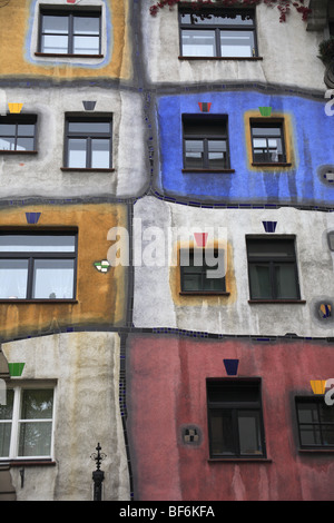 La facciata colorata a Casa Hundertwasser, Vienna, Austria Foto Stock