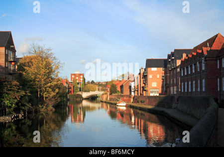 Fiume Wensum con moderni sviluppi sulla banchina, avvicinando Whitefriars Bridge, Norwich, Norfolk, Regno Unito. Foto Stock