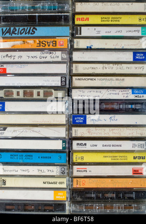 Due pile di vecchi home registrati e pre-registrati nastri a cassetta Foto Stock