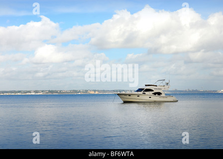 Ormeggiate incrociatore sul mare nella baia di Poole Foto Stock