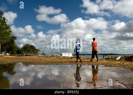 La gente camminare vicino al litorale - isola di Lamu, Kenya Foto Stock