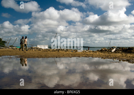 La gente camminare vicino al litorale - isola di Lamu, Kenya Foto Stock