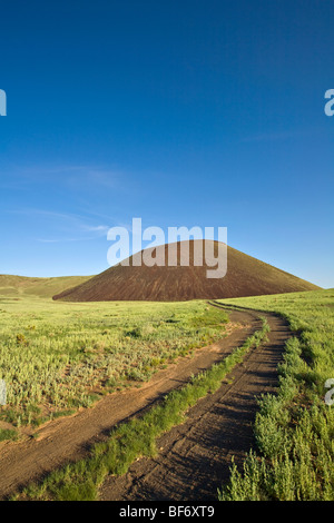 Backroad che conduce a SP cratere vulcanico di un cono di scorie, parte del San Francisco campo vulcanico a nord di Flagstaff, in Arizona, Stati Uniti d'America Foto Stock