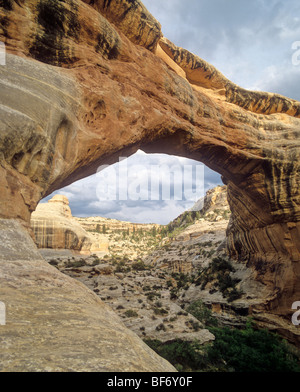 Sipapu Bridge, un naturale ponte di pietra sul Canyon Bianco a Natural Bridges National Monument, Utah, Stati Uniti d'America Foto Stock