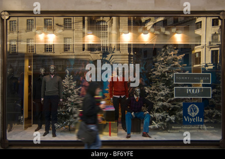 Austin Reed store window display, Regent Street, Novembre 2009 Foto Stock