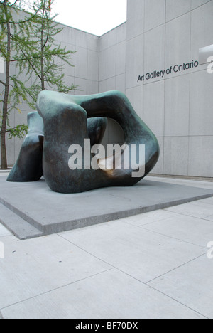 Il ben noto Henry Moore scultura in esposizione permanente al di fuori della galleria d'Arte di Ontario in Toronto Ontario Canada Foto Stock