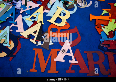 Lettere di metallo in vendita presso il Rose Bowl Swap Meet, Pasadena, California, Stati Uniti d'America Foto Stock