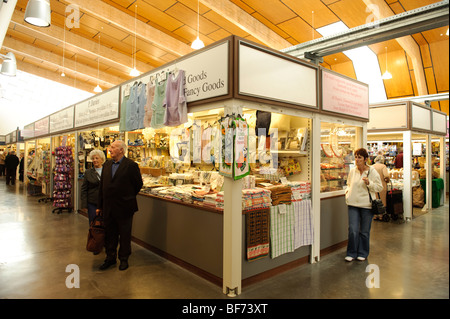 Si spegne e gli acquirenti all'interno del nuovo Carmarthen mercato coperto, Wales UK, 2009 Foto Stock