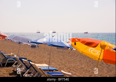 Manavgat spiaggia fluviale e ombrelloni vicino a Antalya in paesi del Mediterraneo meridionale della Turchia Foto Stock