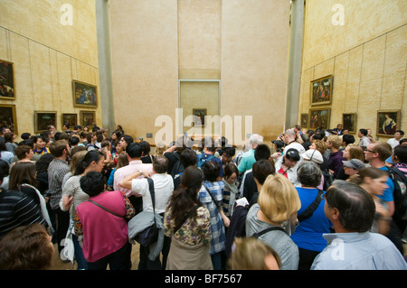 La Mona Lisa di Leonardo da Vinci in mostra al Museo del Louvre di Parigi. Centinaia di persone si sono radunate intorno per vedere la pittura. Foto Stock