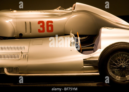 Famosa competizione di auto chiamato Silberpfeile al Mercedes-Benz-Museum di Stoccarda, Baden-Württemberg, Germania Foto Stock