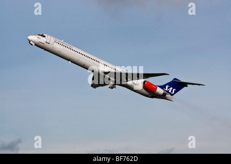 Un SAS McDonnell Douglas MD81 in decollo Foto Stock