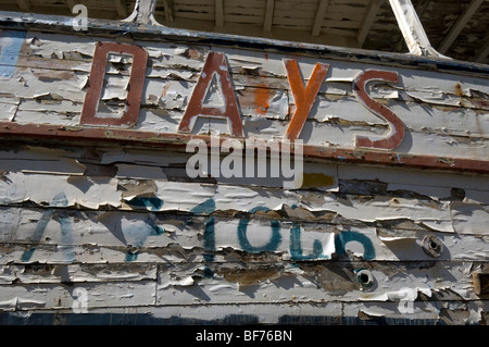 Sfald vernice su un piacere antico sistema di cottura a vapore chiamato 'Lazy Days' in attesa di restauro in un cantiere in Grecia. Foto Stock