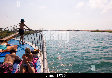 Crociera turistica barca sul fiume Manavgat vicino a Antalya in paesi del Mediterraneo meridionale della Turchia Foto Stock