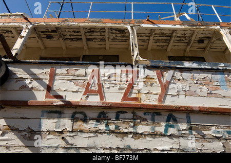 Sfald vernice su un piacere antico sistema di cottura a vapore chiamato 'Lazy Days' in attesa di restauro in un cantiere in Grecia. Foto Stock