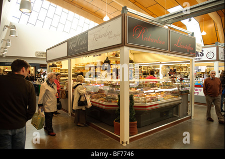 Si spegne e gli acquirenti all'interno del nuovo Carmarthen mercato coperto, Wales UK, 2009 Foto Stock