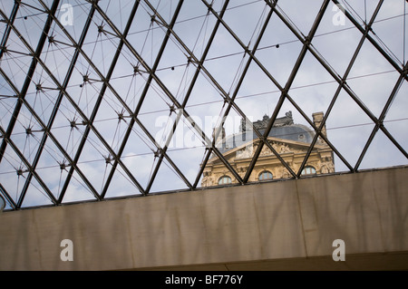 Guardando fuori della piramide in vetro presso il Musée du Louvre verso il Palais Royal Foto Stock