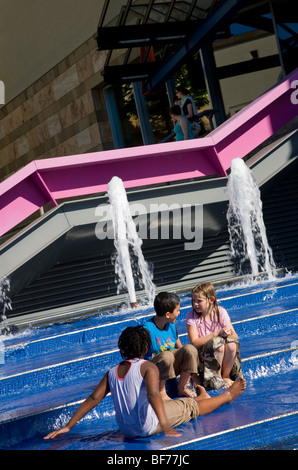 I bambini a giocare a una fontana di fronte Haus der Geschichte edificio, museo, Stoccarda, Baden-Württemberg, Germania Foto Stock