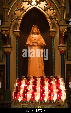 Statua di una monaca in Basilica di Notre Dame, Montreal, Canada Foto Stock