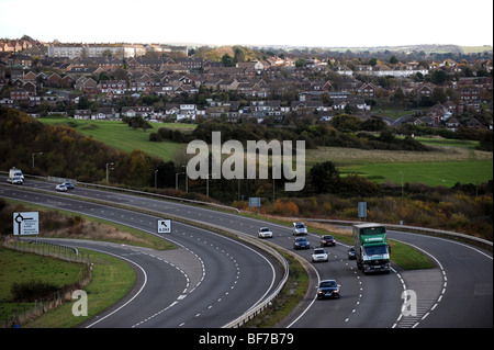 Il traffico sulla A27 Brighton e Hove by-pass duello carreggiate passa da case ed abitazioni sul Hangleton station wagon Foto Stock