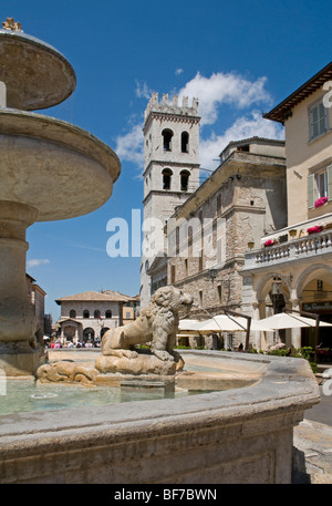 Fontana nella Piazza del Comune, Assisi, Italia Foto Stock