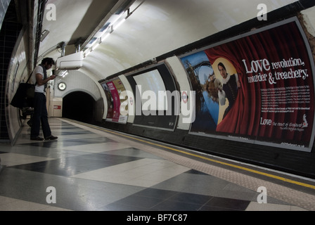 In attesa di un treno alla stazione di Waterloo sulla metropolitana di Londra Foto Stock