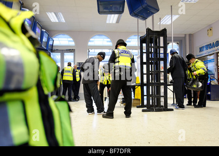 British Transport Police usando il coltello 'arch' rivelatore durante la routine di servizio di polizia di prossimità a Lewisham stazione ferroviaria. Londra Foto Stock