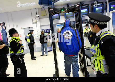 British Transport Police usando il coltello 'arch' rivelatore durante la routine di servizio di polizia di prossimità a Lewisham stazione ferroviaria. Londra Foto Stock