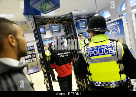 British Transport Police usando il coltello 'arch' rivelatore durante la routine di servizio di polizia di prossimità a Lewisham stazione ferroviaria. Londra Foto Stock