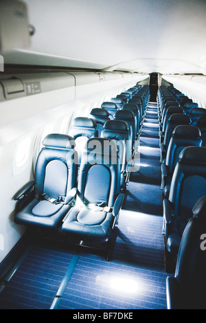 Corridoio interno con quattro file di sedili all'interno di un aereo Concorde. Foto Stock
