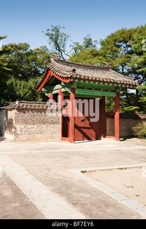 Un cancello in Changdeokgung Royal Palace a Seul Foto Stock