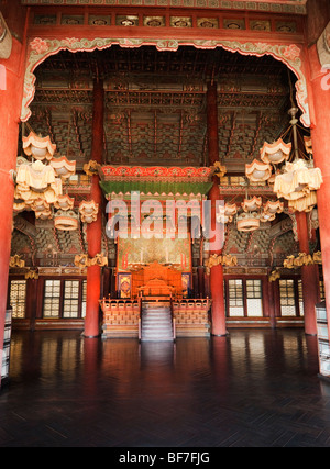 Interno del trono Injeongjeon hall di Changdeokgung Royal Palace a Seul Foto Stock