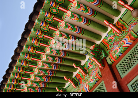 Dettaglio del tetto di Huijeongdang (Re della camera letto) in Changdeokgung Royal Palace a Seul Foto Stock