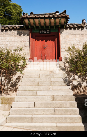 Un cancello in Changdeokgung Royal Palace a Seul Foto Stock