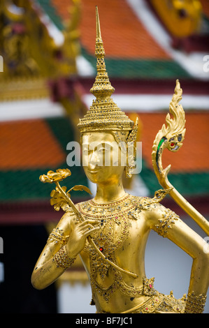Statua d'oro di un Apsonsi, una mitica creatura metà donna e metà-leone presso il Wat Phra Kaew, il Grand Palace, Bangkok Foto Stock