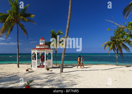 Padiglione alla spiaggia sabbiosa, Guardalavaca, Holguin, Cuba, West Indies Foto Stock