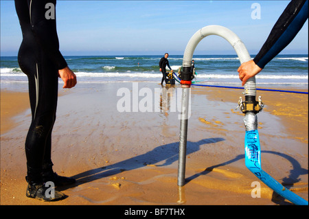 Gli scienziati sulla spiaggia di 'Truc vert' in Lège Cap Ferret (33) Foto Stock