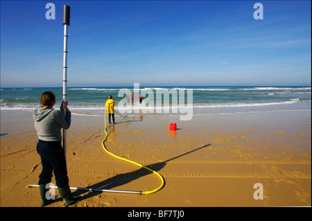 Gli scienziati sulla spiaggia di 'Truc vert' in Lège Cap Ferret (33) Foto Stock