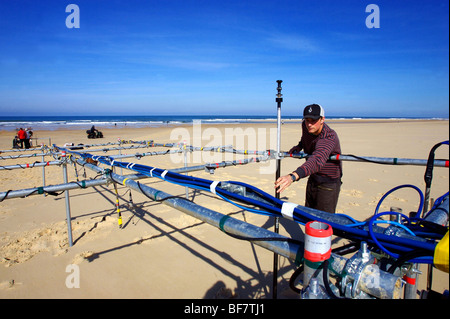 Gli scienziati sulla spiaggia di 'Truc vert' in Lège Cap Ferret (33) Foto Stock