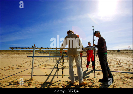 Gli scienziati sulla spiaggia di 'Truc vert' in Lège Cap Ferret (33) Foto Stock