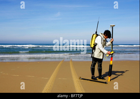 Gli scienziati sulla spiaggia di 'Truc vert' in Lège Cap Ferret (33) Foto Stock