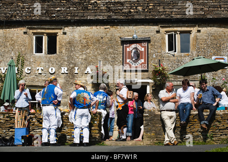 Morris ballerini fuori il Victoria Inn, Eastleach, Gloucestershire, Regno Unito Foto Stock