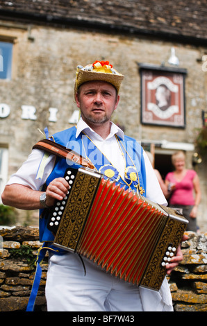 Morris ballerini fuori il Victoria Inn, Eastleach, Gloucestershire, Regno Unito Foto Stock