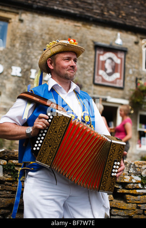 Morris ballerini fuori il Victoria Inn, Eastleach, Gloucestershire, Regno Unito Foto Stock