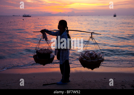 Commerciante di strada la vendita di alimenti, & uova venditore, Jomtien Beach, Pattaya, Thailandia, in Asia. Foto Stock