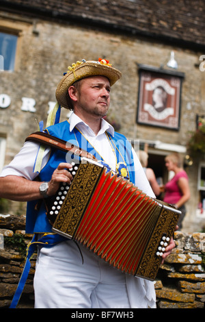 Morris ballerini fuori il Victoria Inn, Eastleach, Gloucestershire, Regno Unito Foto Stock